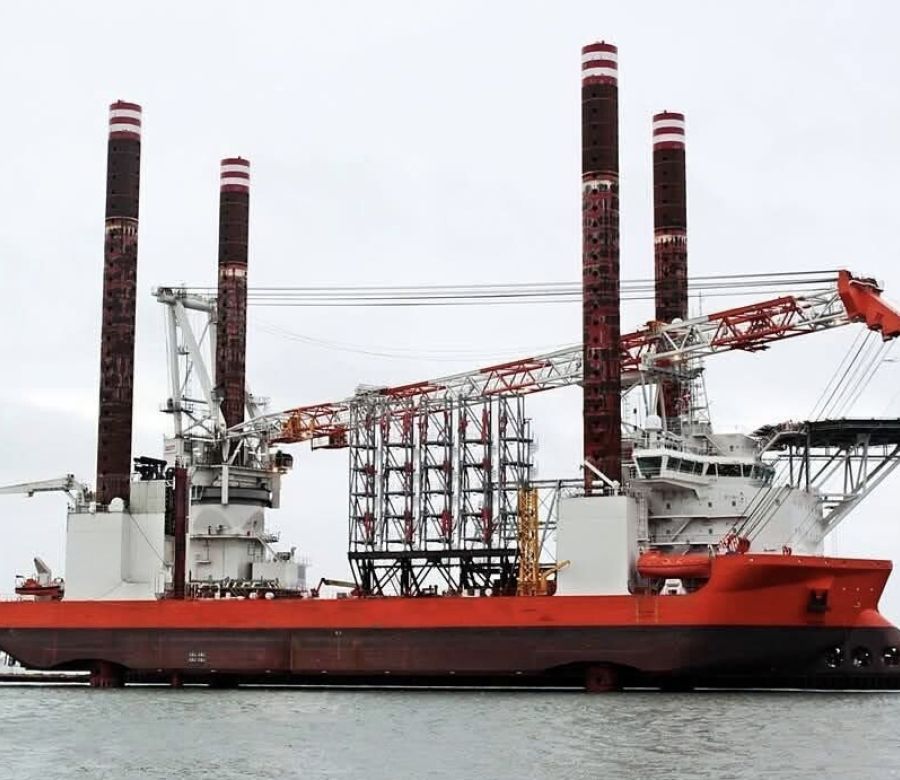 Jack-up fartøj med fire ben og stor kran ved kaj i Esbjerg havn