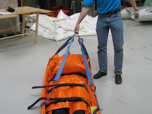Redningsbåre løftes vertikalt eller horisontalt
