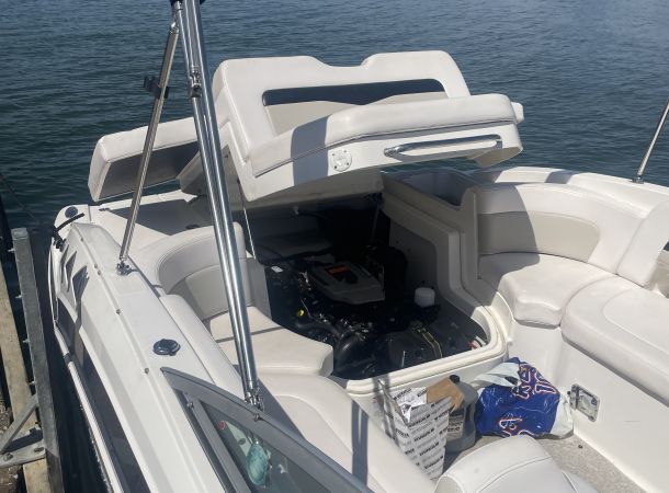 Motorsejlbåd til service hos West-Marine