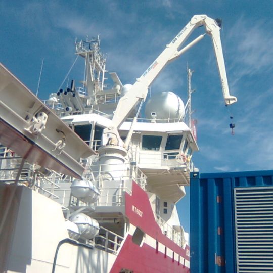 Knuckle boom marine crane