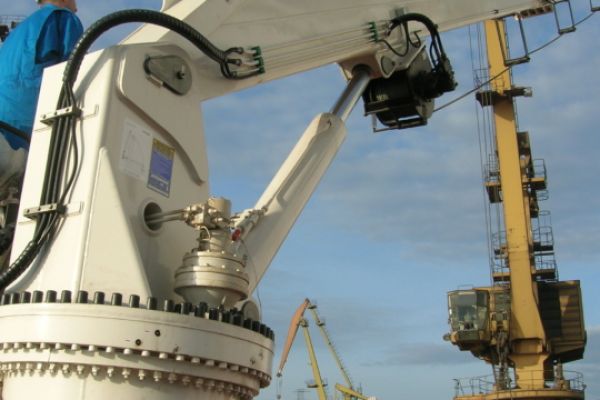 Stiff boom marine crane