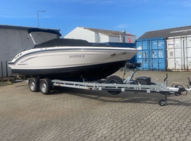 Motorsejlbåd til service hos West-Marine