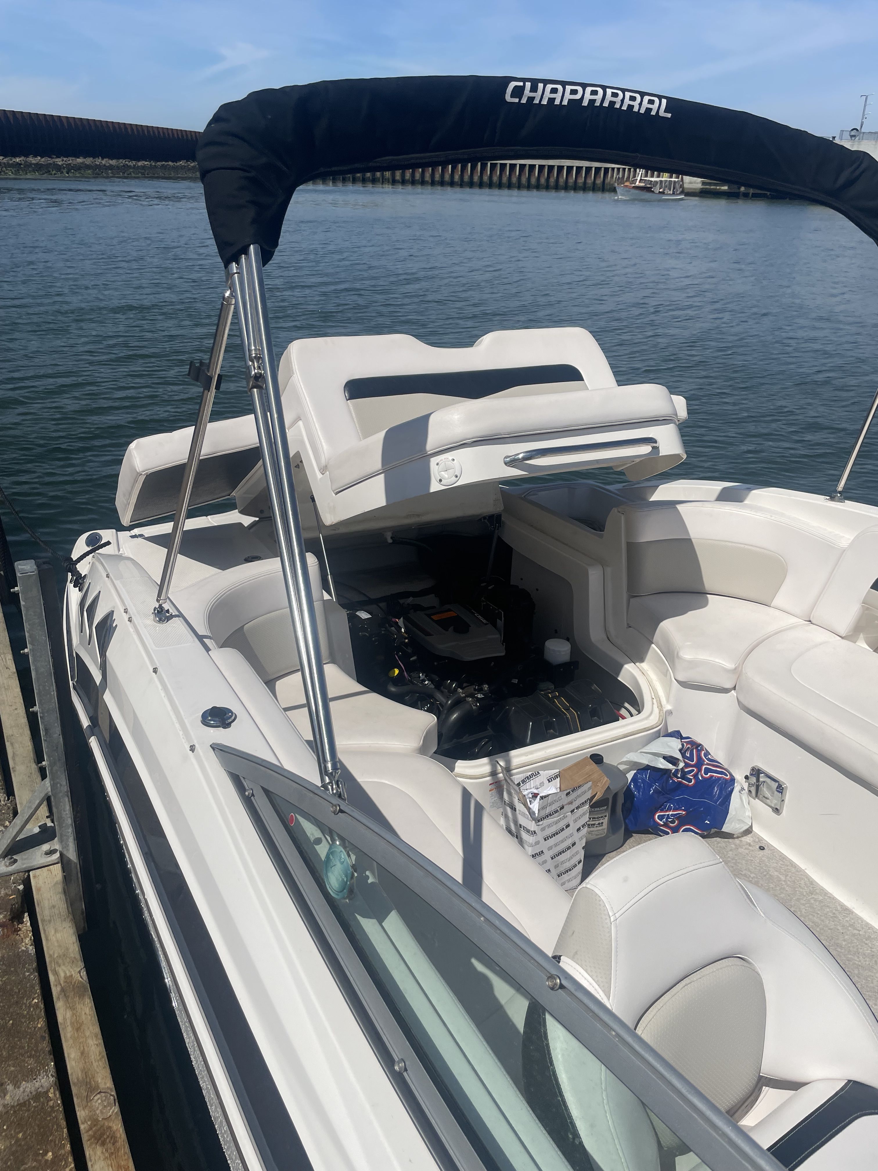Motorsejlbåd til service hos West-Marine