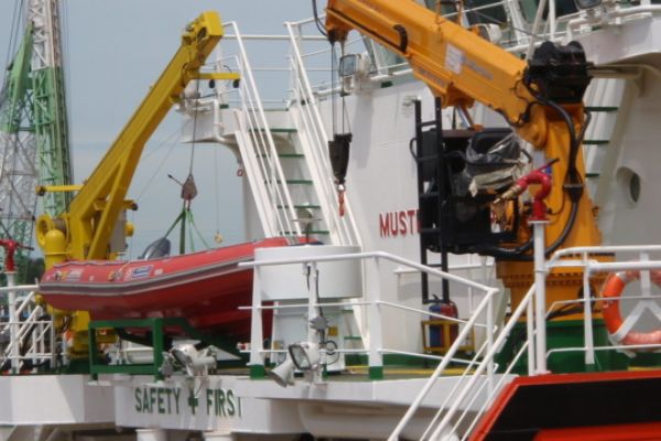 Teleskopisk marinekran ombord på skib