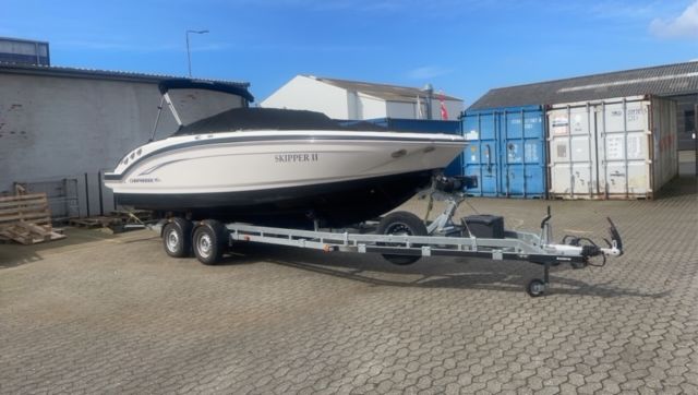 Motorsejlbåd til service hos West-Marine